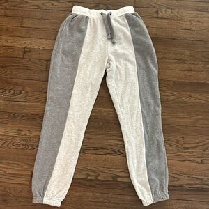VINTAGE HAVANA grey design pocket drawstring sweat pants.
Size Medium